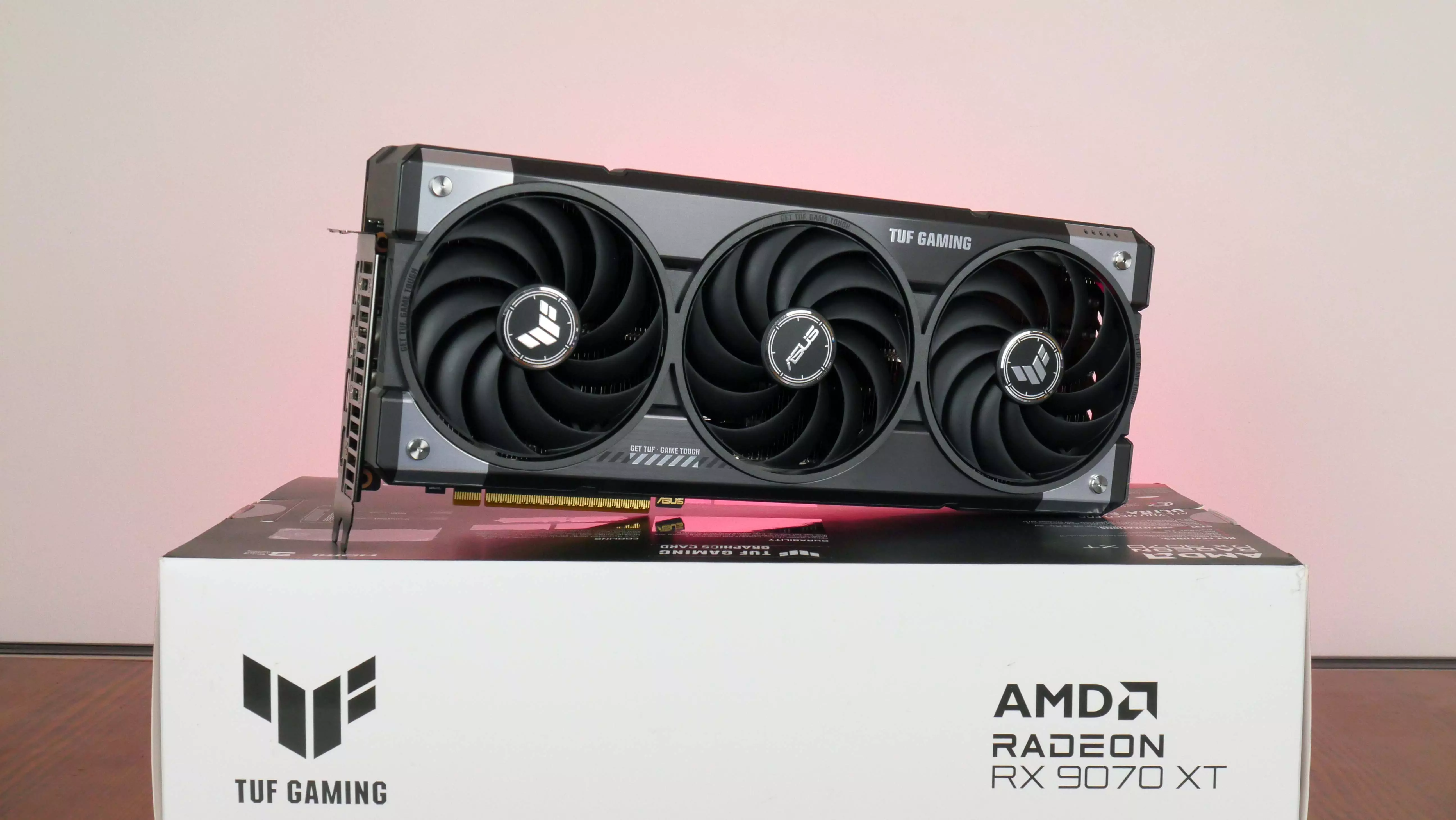 Asus перепутала логотипы и выпустила видеокарту Radeon с брендом GeForce