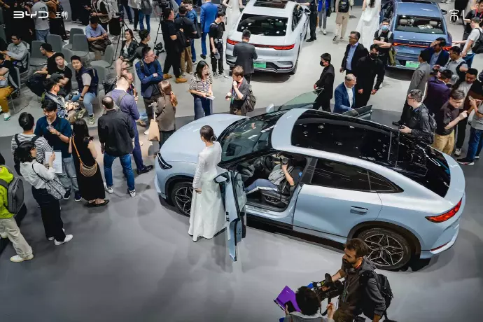 Mercedes и BMW привлекают китайских партнеров для борьбы за рынок