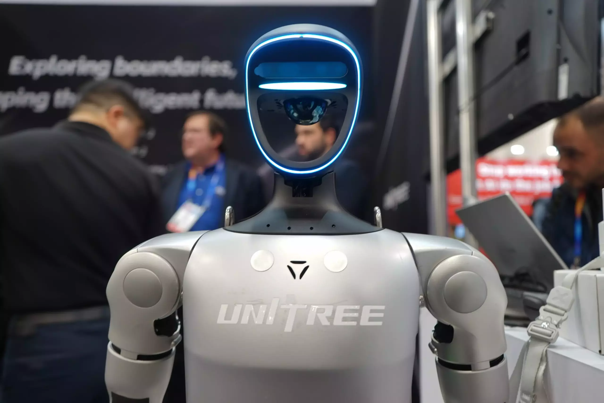 Китайский робот Unitree H1 вышел из-под контроля и напал на инженера