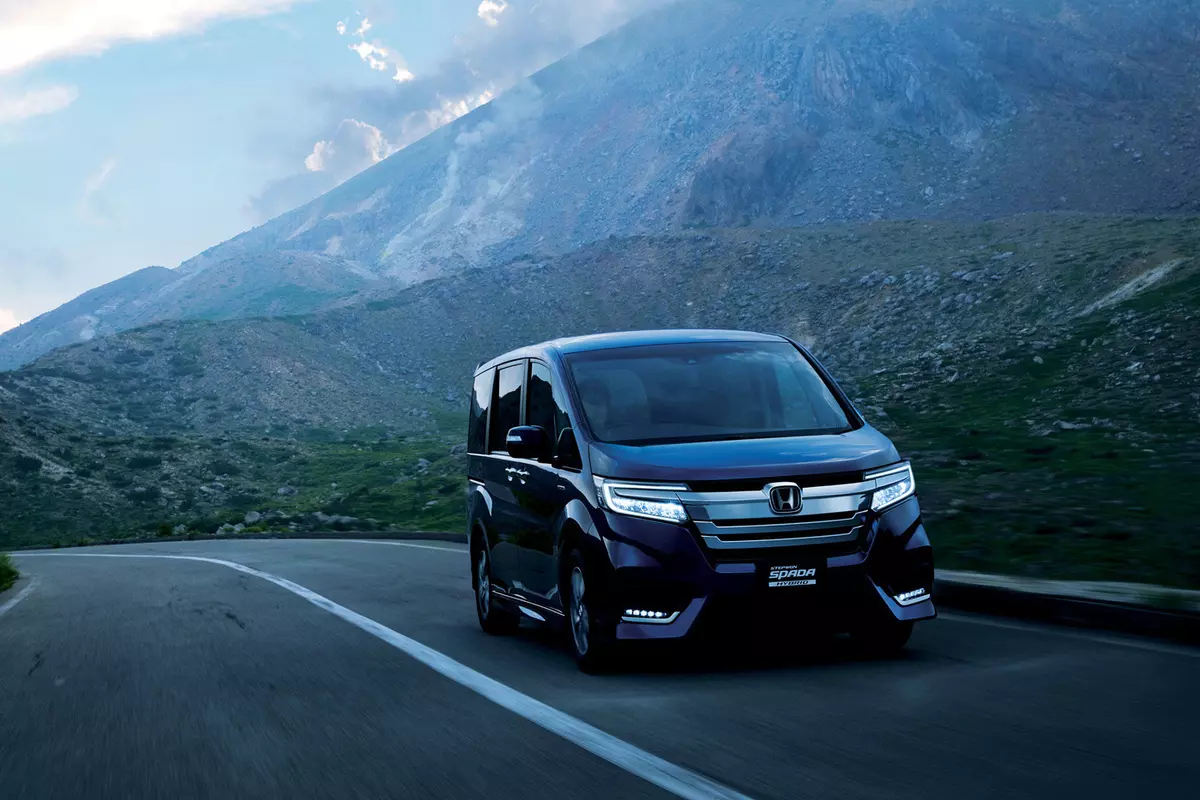 В России начались активные продажи новых японских минивэнов Honda Stepwgn