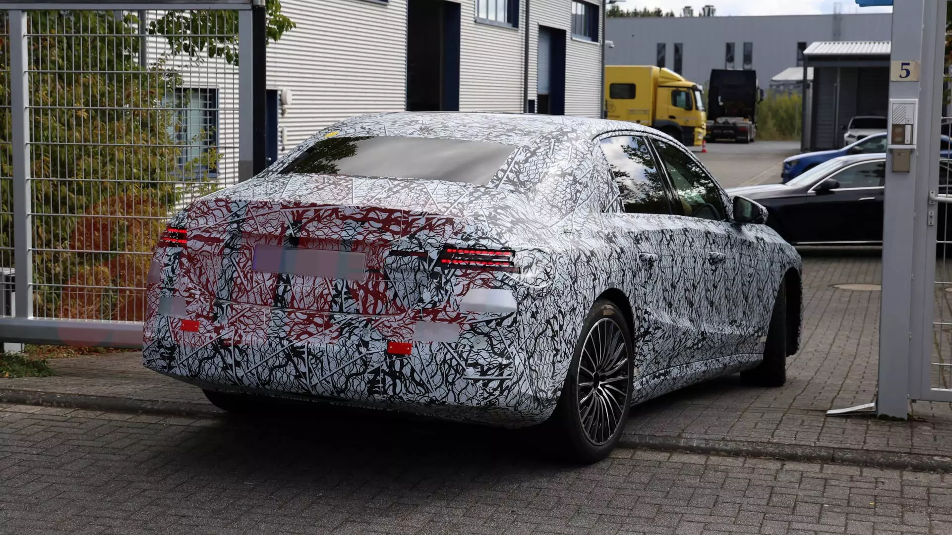 Электрический Mercedes-Benz E-Class во время испытаний